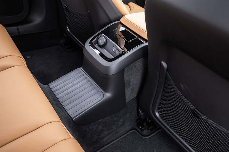 ボディー中央に駆動用のリチウムイオンバッテリーが搭載されているため、後席足元の中央部分は大きく盛り上がっている。同バッテリーは容量増加に伴い単体重量が約19kg増加し、133kgとなった。