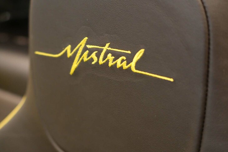 ブガッティW16ミストラル（シートのヘッドレストに入れられた刺しゅう）