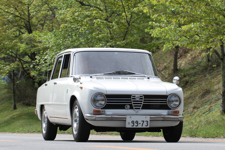 「ジュリア1300TI」。1962年に登場した「ジュリアTI」（1.6リッター）の内外装を簡素化し1.3リッターエンジンを搭載した普及型が「ジュリア1300」で、これはその高性能版。