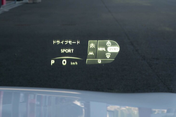 ヘッドアップディスプレイには呼び出した機能にどのボタンがタイプしているかが分かりやすく表示される。写真はドライブモードの設定画面。