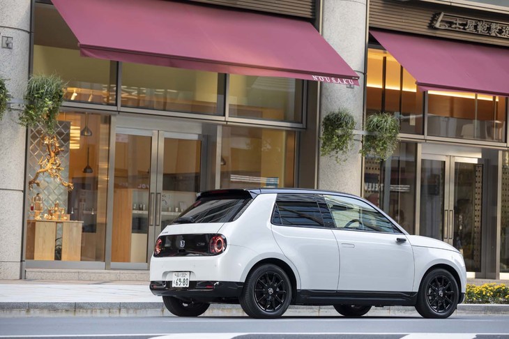 リアモーター・リアドライブ（ホンダは「RR」と呼ぶ）レイアウトをとる「ホンダe」。前輪の切れ角を大きくできるため4.3mという軽自動車並みの最小回転半径を実現している。