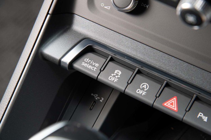 「アウディドライブセレクト」のスイッチはセンターコンソールにレイアウトされる。ドライブモードは「オート」「コンフォート」「ダイナミック」「オフロード」「エフィシエンシー」に「インディビジュアル」を加えた全6種類と豊富。