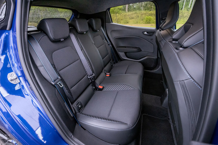 60：40の分割可倒機構が組み込まれたシートの背もたれにより、乗員や積載物に合わせたアレンジが簡単に行える。フロントシートと同じく後席左右のシートベルトには、青い縁取りが施されている。