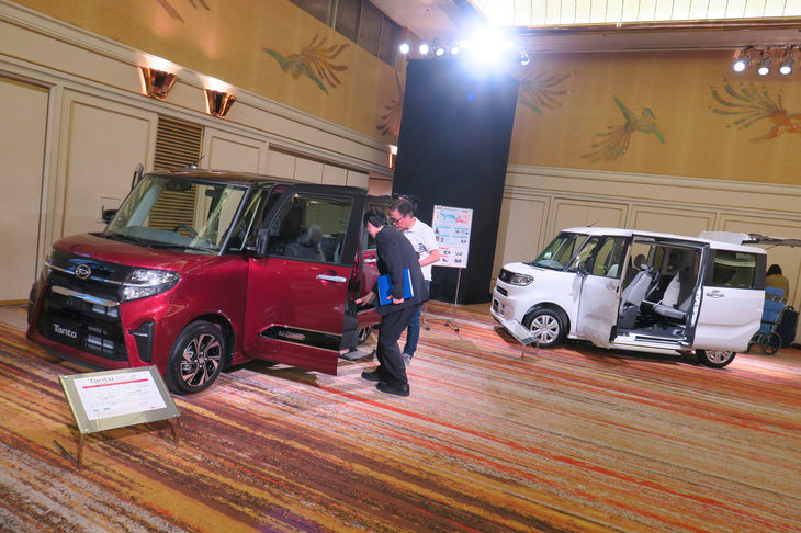 高齢のユーザーや要介護者に快適な移動を提供するため、産学協同研究に取り組んでいるダイハツ。会場には新型「タント」の福祉車両が展示されていた。