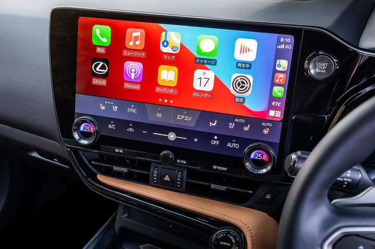 14インチサイズの大型モニターが標準装備される「NX250“バージョンL”」。スマートフォンとタッチディスプレイを連携させるApple CarPlayやAndroid Autoに対応している。