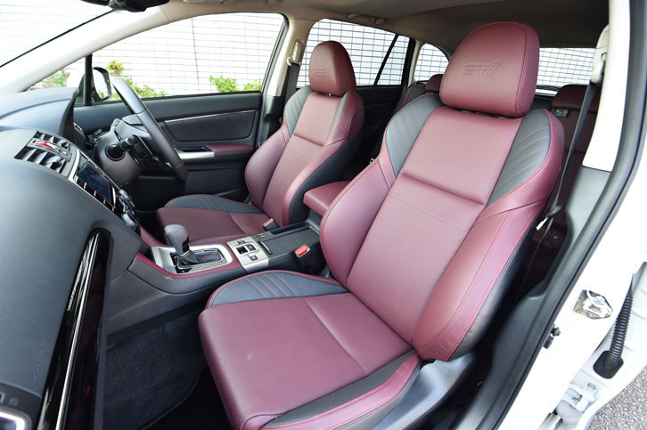 ボルドー／ブラックの本革で仕立てられた専用シート。ヘッドレストにはSTIロゴのエンボス加工が施されている。