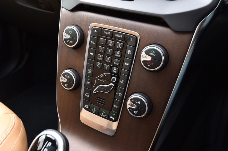 ボード状の特徴的なセンターコンソール。カーナビやエアコン、インフォテインメントシステムなどのスイッチが機能的に配列される。