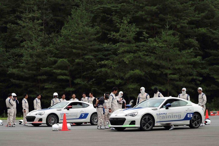 ドライビングに関する講習の内容は、高速走行、ジムカーナ、ウエット旋回、ウエットJターン、高速Jターンなど。また社外での活動として、サーキット走行や12時間耐久レースへの参戦なども行っている。