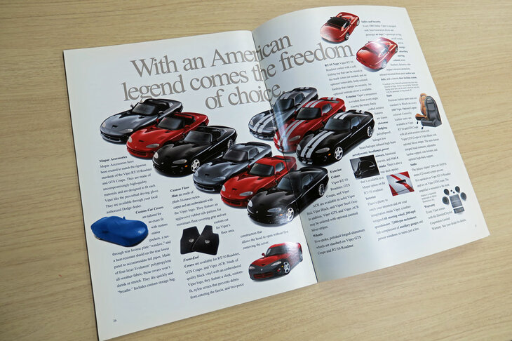 さる御仁よりいただいた、当時もんの「ダッジ・バイパー」のカタログ。もうね、暇があれば眺めておりますよ。英語なんで読めはしないんですが。（堀田）