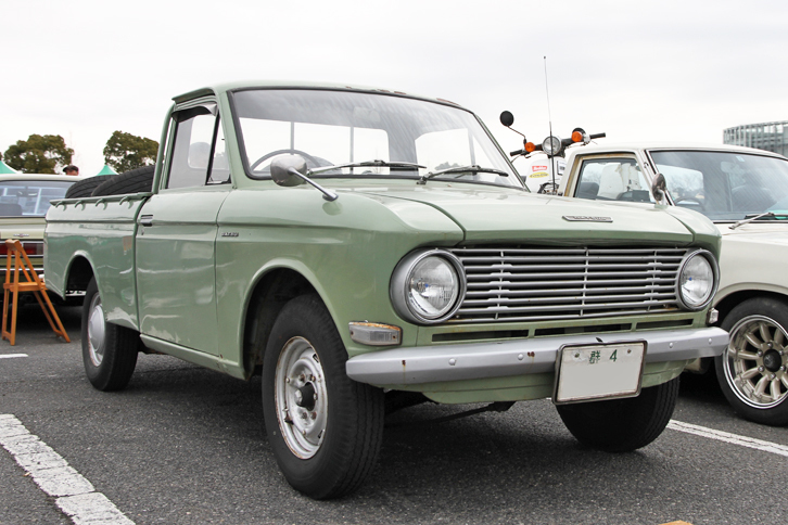 「群4」ナンバー付きの1965年「ダットサン1300トラック（521）」。先に紹介したV320の、次の世代のダットラで、キャビンのデザインは2代目「ブルーバード（410）」に準じている。