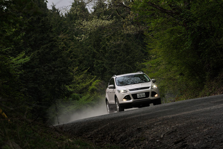 ダート路を走る「クーガ」。駆動システムは全車フルタイム4WDとなっている。