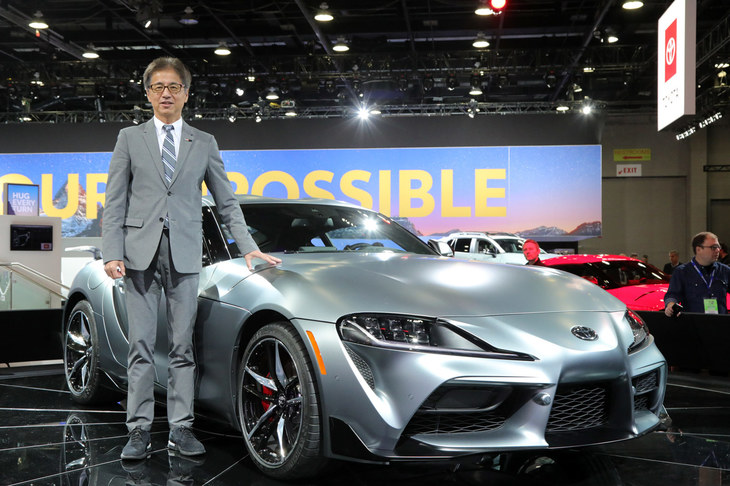 新型「スープラ」と開発責任者の多田哲哉さん。同車の日本導入は、2019年春を予定している。