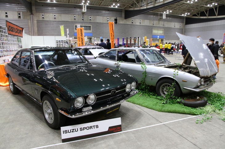 同じくいすゞスポーツの通称ハンドメイドこと2台の初期型「いすゞ117クーペ」。俗に「草ヒロ」（草むらのヒーロー）などと呼ばれる放置車両（右）と、バッチリ仕上げられた車両（左）との対比が見もの。