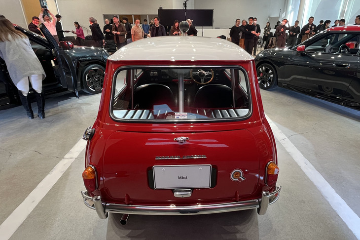 1964年のモンテカルロラリー仕様にカスタマイズされた「モーリスMiniクーパー」。