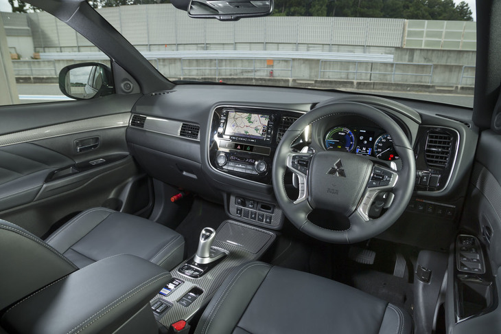 インテリアでは、センターコンソールやドアパネルなどに、カーボン調デザインのパネルが装着されている。