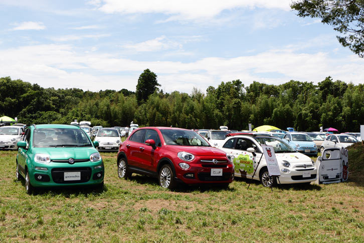 ステージ前には、フィアット最新のフルラインナップ展示と、記念撮影用のボードが設置されていた。
			 