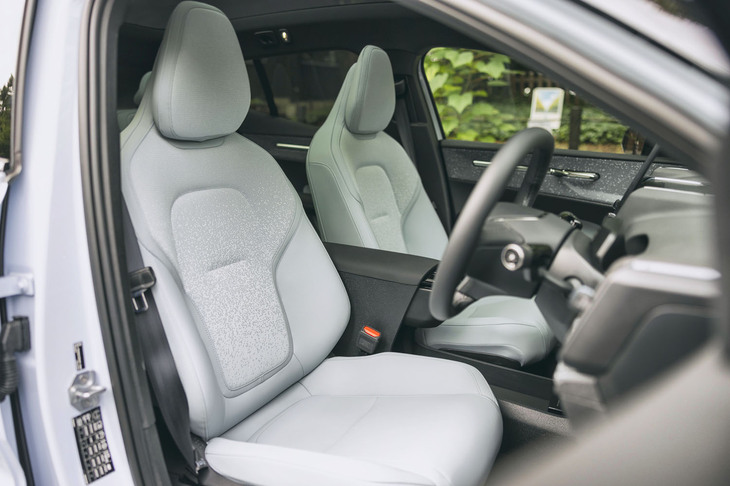 ボディーカラーが「クラウドブルー」の試乗車には、「ブリーズ」と呼ばれる淡いインテリアカラーが組み合わされる。