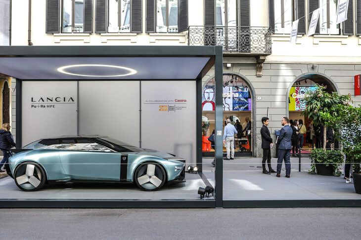 「Pu＋Ra HPE」のサイドビュー。シンプルな円や三角などを組み合わせたエクステリアデザインは、新時代のランチアのデザインコンセプトを具現したものとされている。