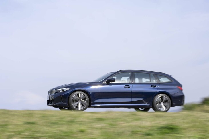 「タンザナイトブルー」のボディーカラーは26万7000円のオプション。今回の試乗車には色付きの「サンプロテクションガラス」（オプション）が採用されておらず、すっきりさわやかな雰囲気だ。