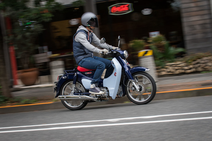 走行時の静粛性も「スーパーカブC125」のセリングポイント。エンジンのノイズや変速音の低減が図られている。