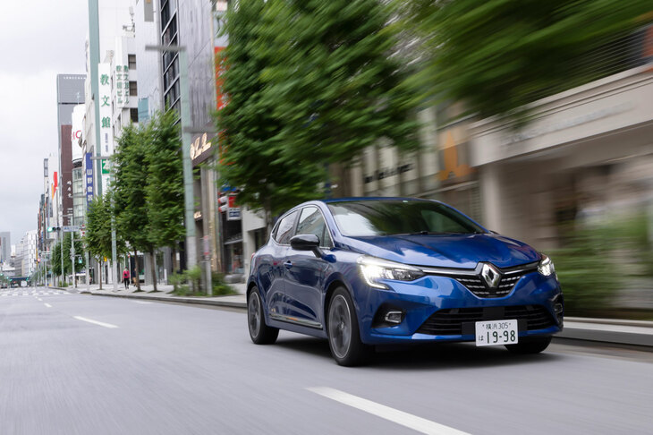 発進加速の力強さやスムーズさはハイブリッド車ならでは。エンジン始動時の騒音やショックは少なく、非常に洗練されている。