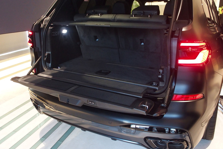 BMW X7ブラックアルファ（荷室）