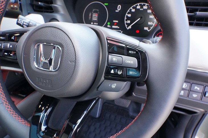 ホンダ・ヴェゼルe：HEV PLaY（右のステアリングスイッチ）