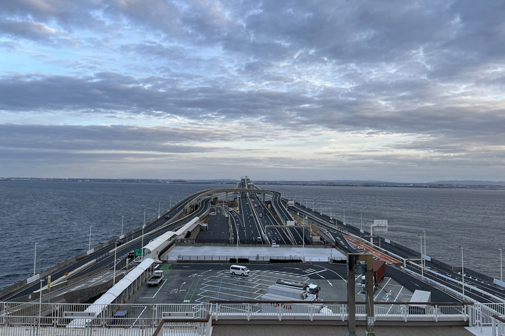 東京湾アクアラインの海ほたるから木更津方面を眺める。アクアブリッジの全長は4384mで、橋梁としては日本一の長さを誇るという。