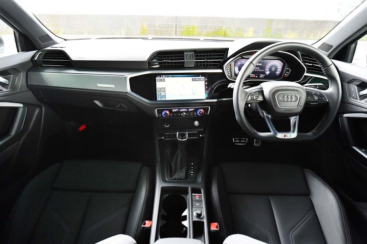 八角形をモチーフにデザインされたインテリア。センターコンソールはやや運転席側を向いている。