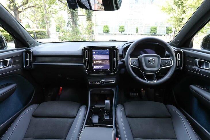 車内に物理的なスイッチ類は少なく、機能の多くはセンターディスプレイ内のメニューが担う。シンプルな造形と相まって、インテリアはすっきりとした印象だ。