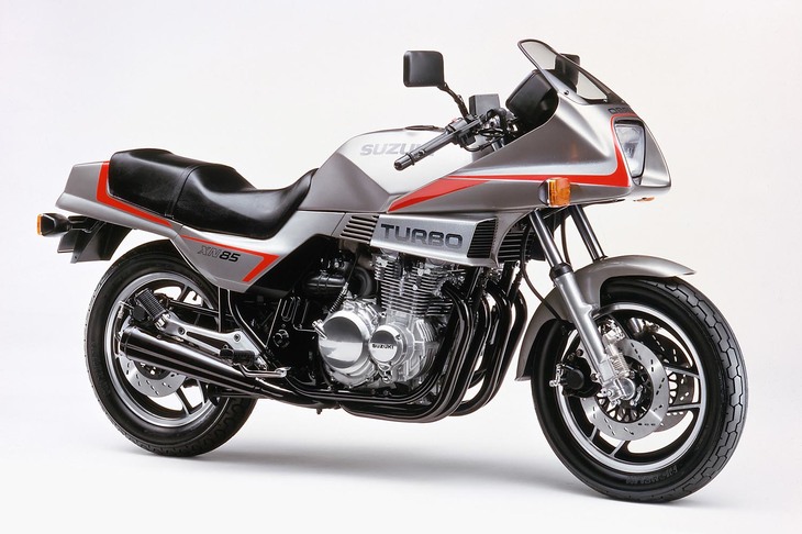 1980年代にスズキが世に送り出したのが「XN85」。車名にあるとおり最高出力85PSを発生した。同時代のライバルと同様、車体には大きく「TURBO」ロゴが描かれている。