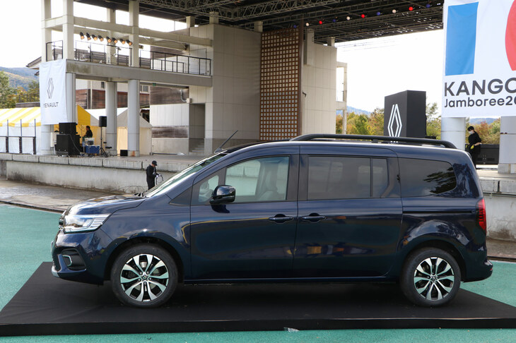 全長の拡大で伸びやかなスタイルとなった「ルノー・グラン カングー」。気になるボディーサイズは、標準車と比較すると、全長が＋420mmの4910mm、ホイールベースが＋295mmの3010mmとなっている。