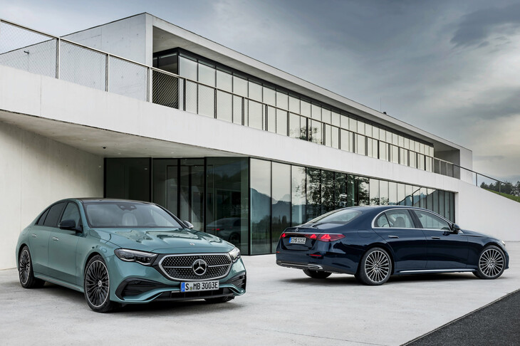 2023年4月にデビューした新型「メルセデス・ベンツEクラス」。その駆動方式は、FRまたは4WDとなっている。