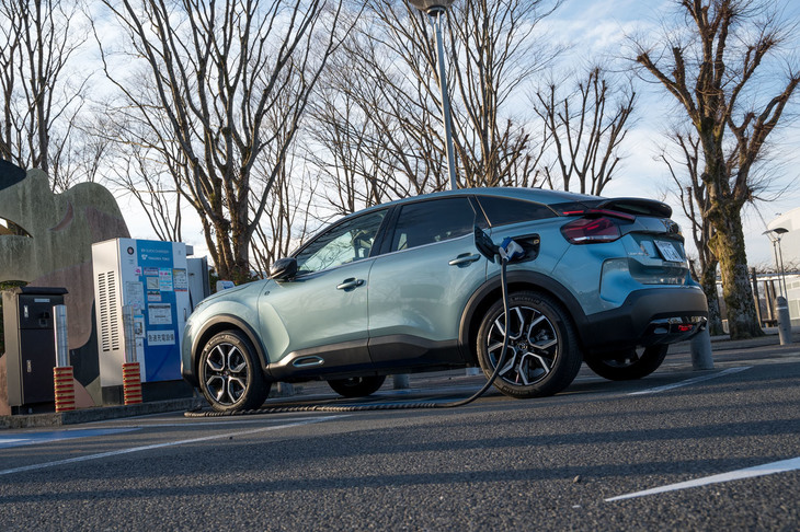 「E-C4」はCHAdeMO規格の急速充電に対応しており、（充電器の出力によるものの）50分でバッテリー容量の約80%まで充電することができる。