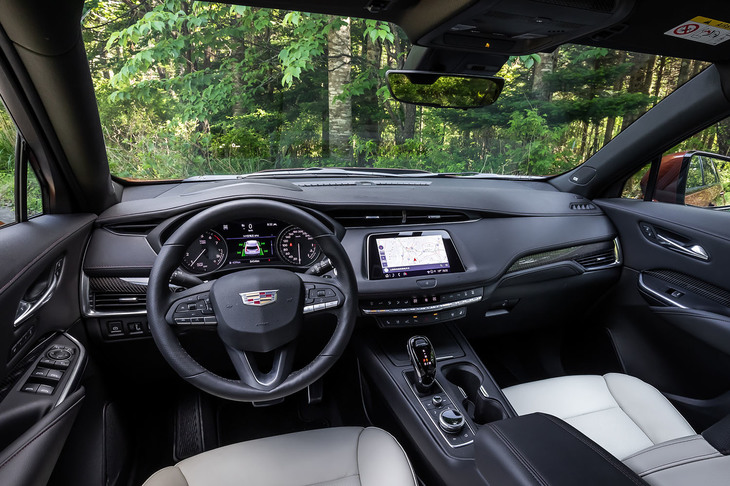 本革がふんだんに使用された「XT4」のインテリア。導入モデルは左ハンドルモデルのみとなる。ヘッドアップディスプレイや、ルームミラーに広い車両後方の画像を映し出すリアカメラミラーを標準装備している。