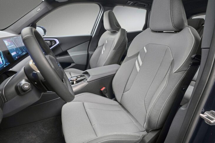 スポーティーなデザインのシート。リムの太いステアリングホイールがBMWらしい。