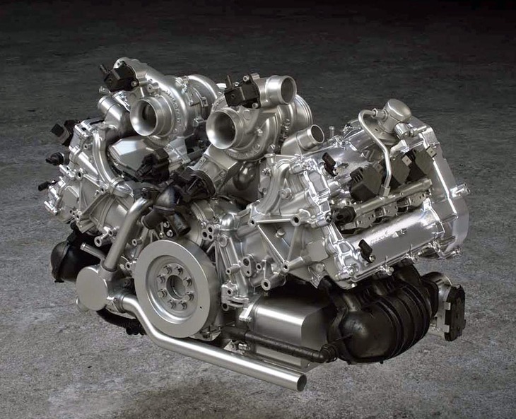 「アルトゥーラ」に搭載される、新開発のV6ターボエンジン。2基のターボをシリンダーバンク上に配置する“ホットVレイアウト”が採用されている。