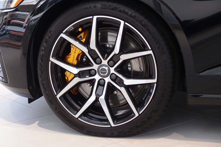 ボルボS60 T8ポールスターエンジニアード（フロントホイール）