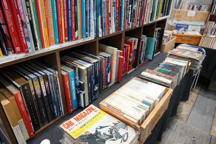 自動車趣味の店ロンバルディのブース。