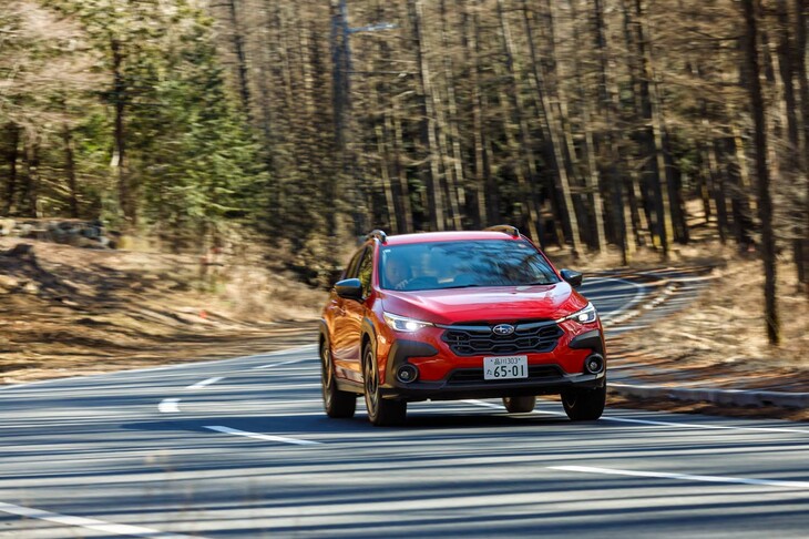 「S：HEV」車では、既存のモデルからの重量増に合わせて足まわりを改良。リアのダンパーロッドを延長し、ボトム側にチェックバルブスプリングを追加している。