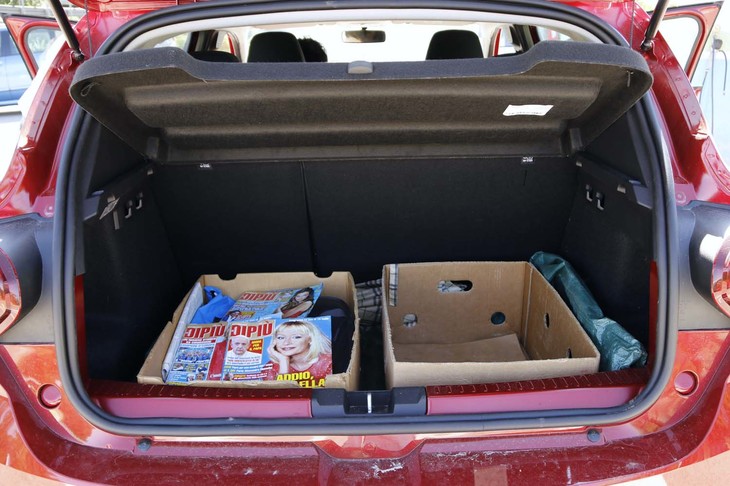 ラゲッジルーム容量は410～1455リッターと、「フォルクスワーゲン・ゴルフ」より大きい。マルチェッラさんが愛読する女性週刊誌が積まれていた。