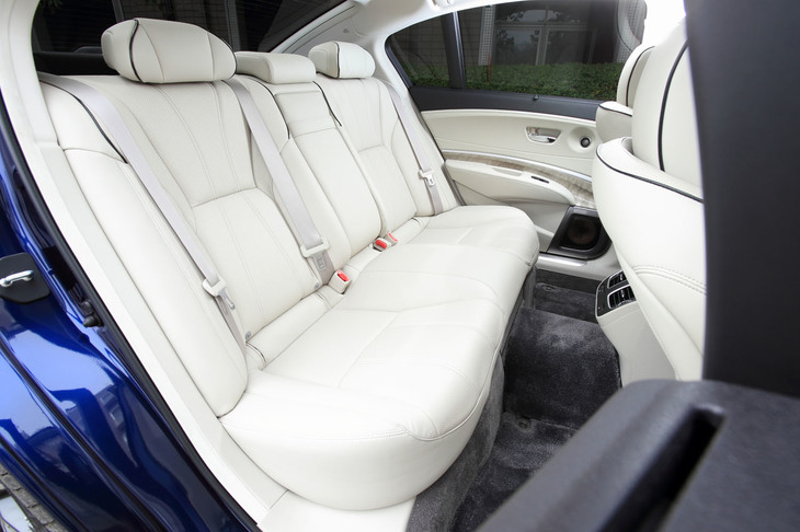 後席（写真）は、中央部分の座席を除く左右席にシートヒーターが備わる。
