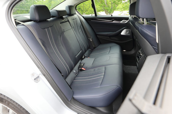 後席は、40：20：40の分割可倒式。前席と同様に、シートヒーターが備わる。