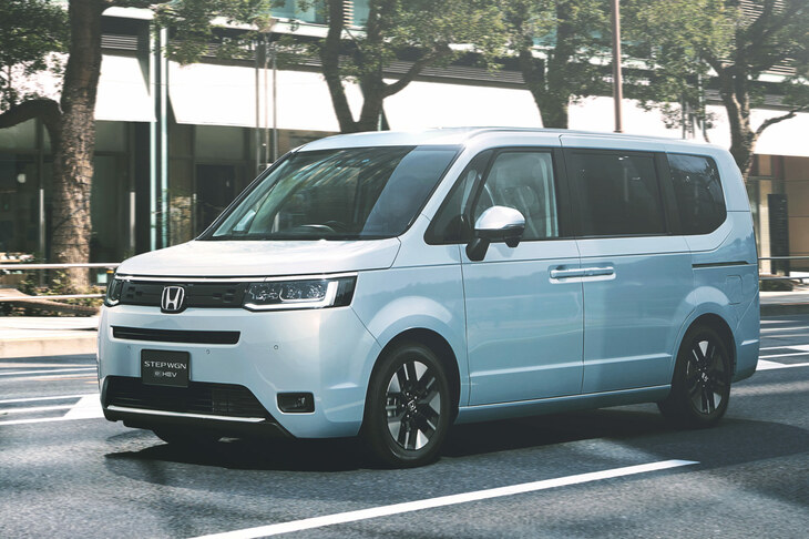 「国内で販売されるホンダ車としては過去最大の車内空間」をウリとする、最新世代の「ホンダ・ステップワゴン」。ジャンルとしては“5ナンバーミニバン”だが、実際のボディーサイズは5ナンバー枠を超えている。