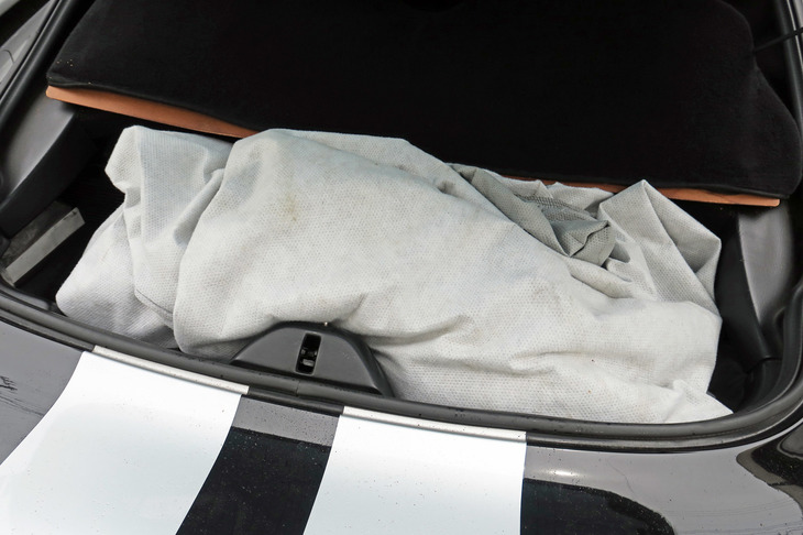 普段のラゲッジスペースのありさま。剥いだボディーカバーに、買い物をしたらその荷物もどんどこ押し込むのが記者のスタイルなので、キルスイッチの設置場所を思うと、今回のトラブルの原因は“これ”かもしれない。