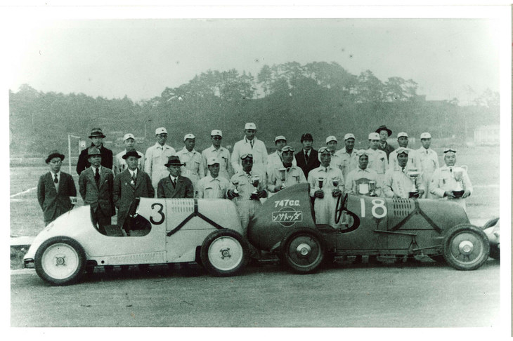 1936年10月の第2回全国自動車競走大会に日産が投入した「スーパーダットサン」。セミモノコックのボディーに747ccの過給機付きDOHCエンジンを搭載した「NL75」（写真右）が勝利を挙げた。
