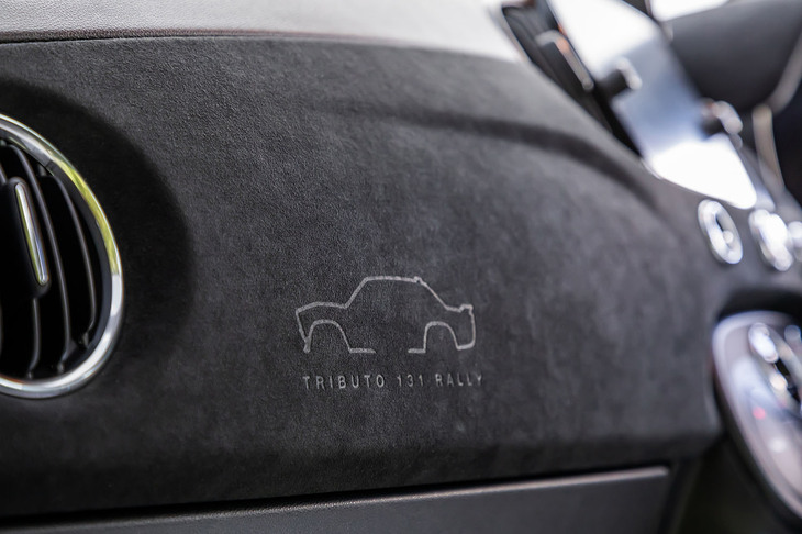 アルカンターラ仕上げのダッシュボードパネルに「TRIBUTO 131 RALLY」のロゴと車体をモチーフとしたデザインがあしらわれる。