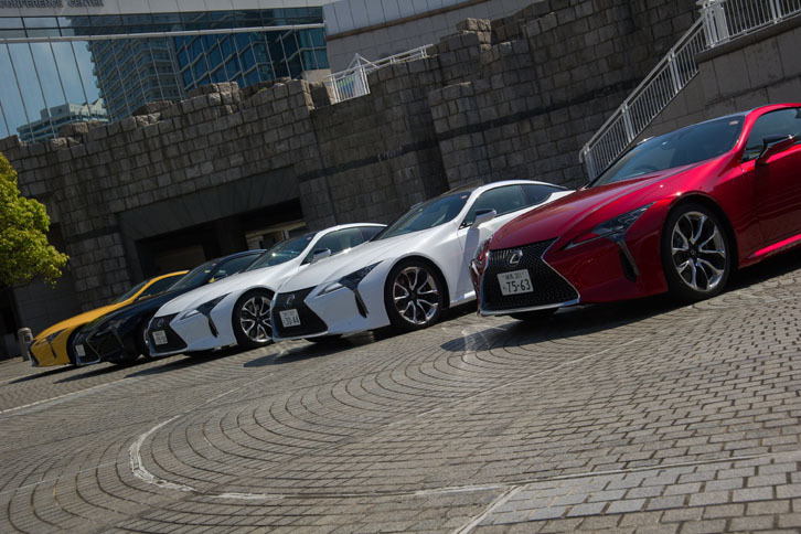 「レクサスLC」にはガソリンモデルの「LC500」とハイブリッドの「LC500h」が設定される。それぞれ標準車のほかに、装備がよりラグジュアリーとなる“Lパッケージ”と、トルセンLSDなどを備えたスポーティーグレードの“Sパッケージ”が用意される。今回の試乗車はガソリン、ハイブリッドともに“Lパッケージ”だった。