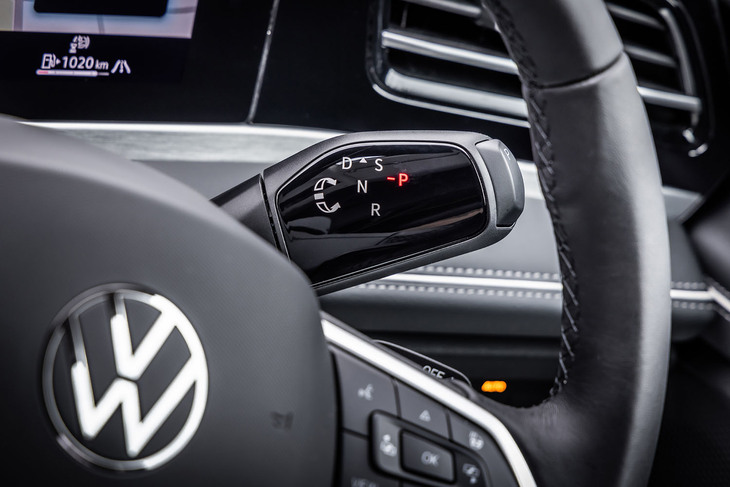 ステアリングコラムの右側にシフトセレクタースイッチを設置。スイッチ本体に表示されているイラストのように上に回すと「D」および「S」レンジに、下に回すと「R」レンジにギアが入る。右端のスイッチを押すと「P」レンジが選択される。