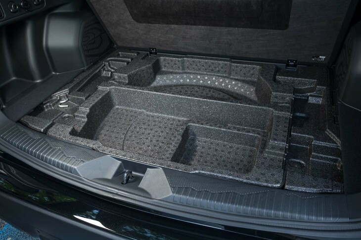 VDA計測による「スポーツ／スポーツEX」の荷室容量は、床面より上が489リッター、床下のサブトランクが23リッターで、従来の純エンジン車より、前者が5リッター、後者が3リッター小さい。